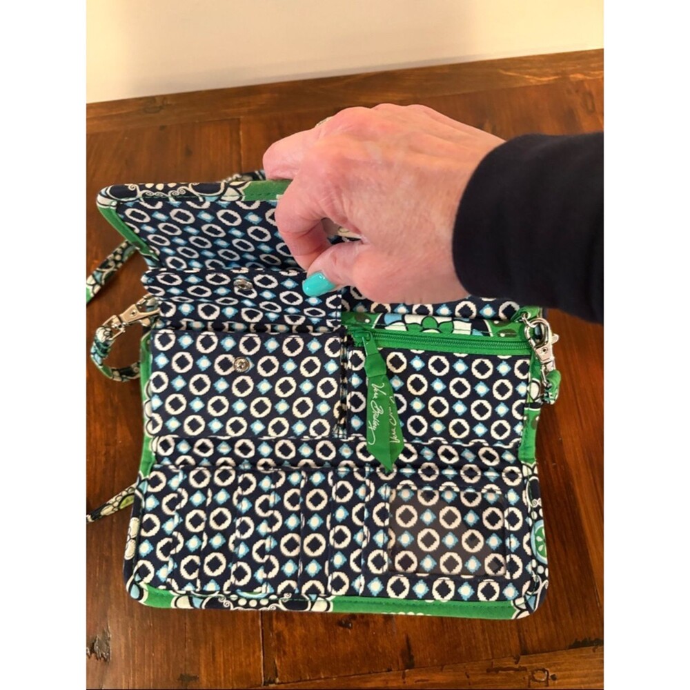 VERA BRADLEY Sleek Wallet Crossbody Cupcake Green 10613-021 - Picture 7 of 12